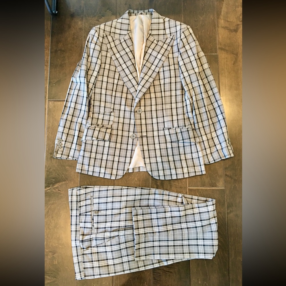 Designer PEAK LAPEL Grey Plaid Suit (42R)